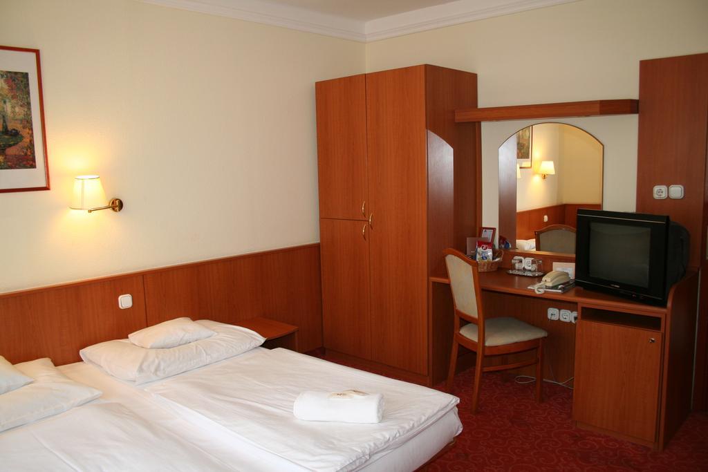 Korona Panzio Budapest Bilik gambar