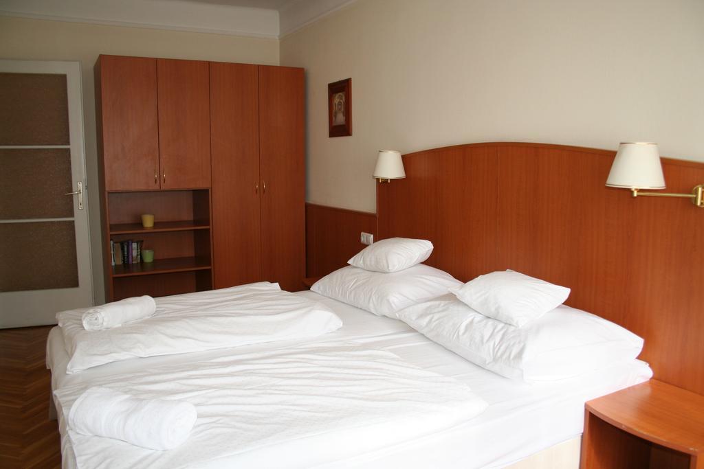 Korona Panzio Budapest Bilik gambar