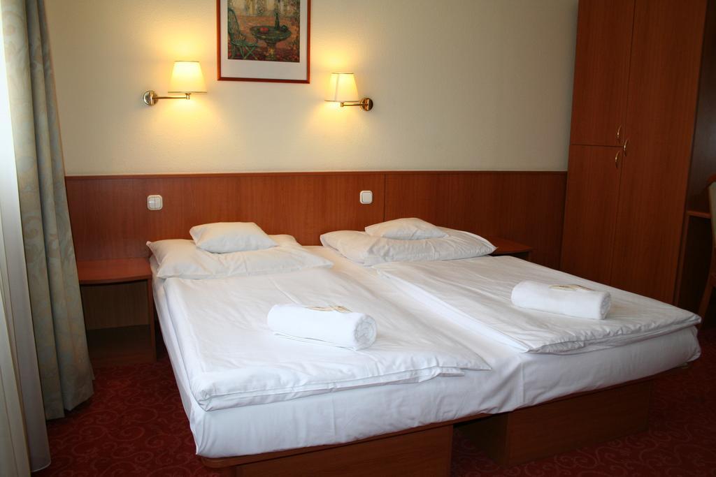 Korona Panzio Budapest Bilik gambar